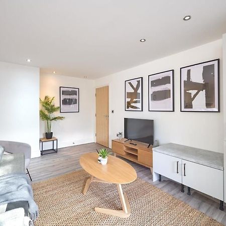 A Stylish Apartment With Parking In Preston Престън Екстериор снимка
