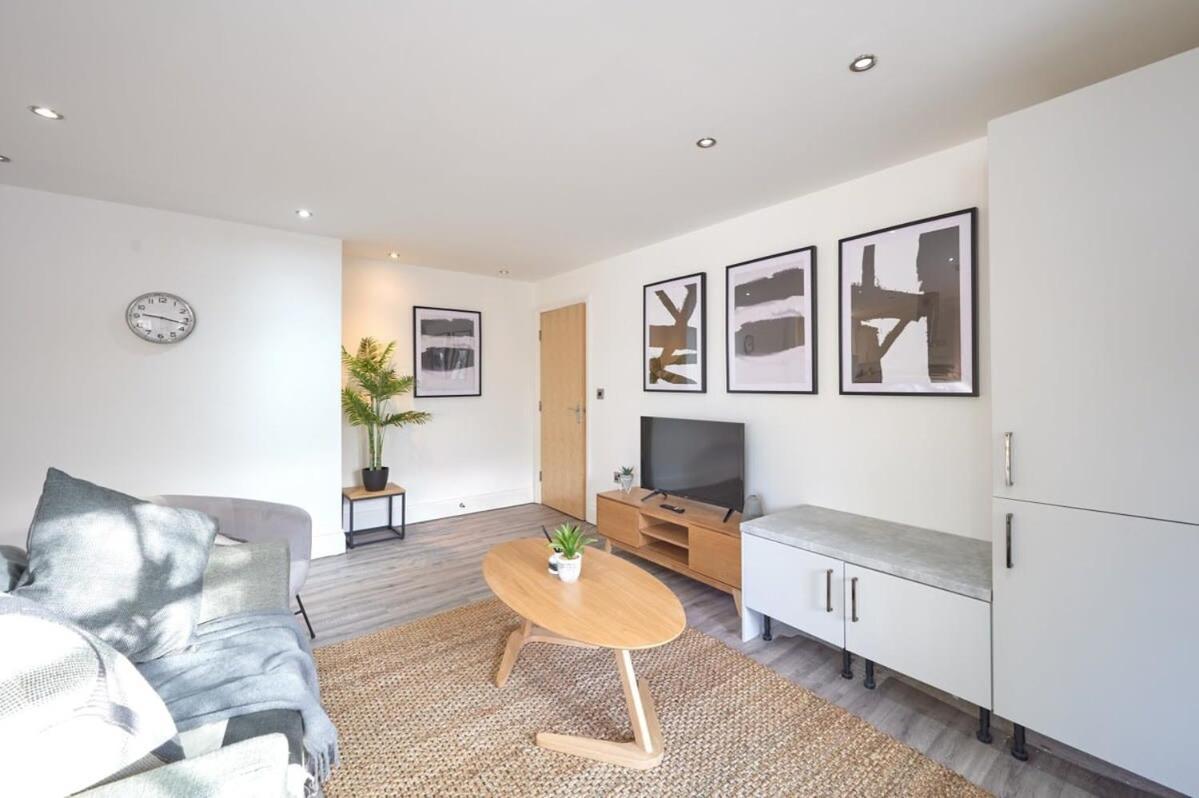 A Stylish Apartment With Parking In Preston Престън Екстериор снимка