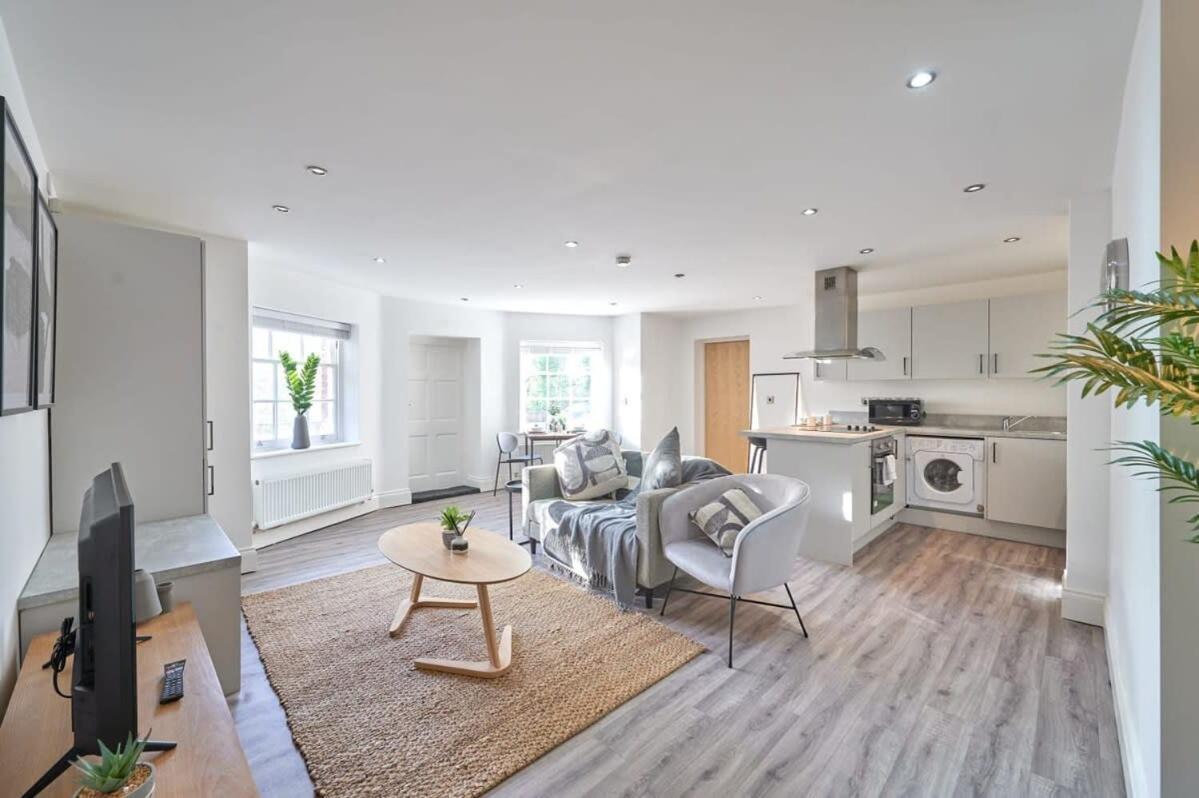 A Stylish Apartment With Parking In Preston Престън Екстериор снимка