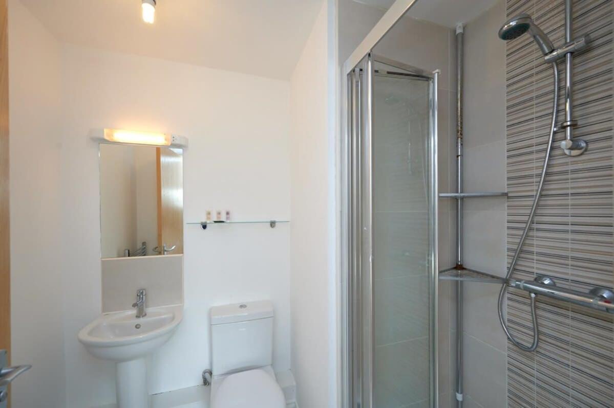 A Stylish Apartment With Parking In Preston Престън Екстериор снимка