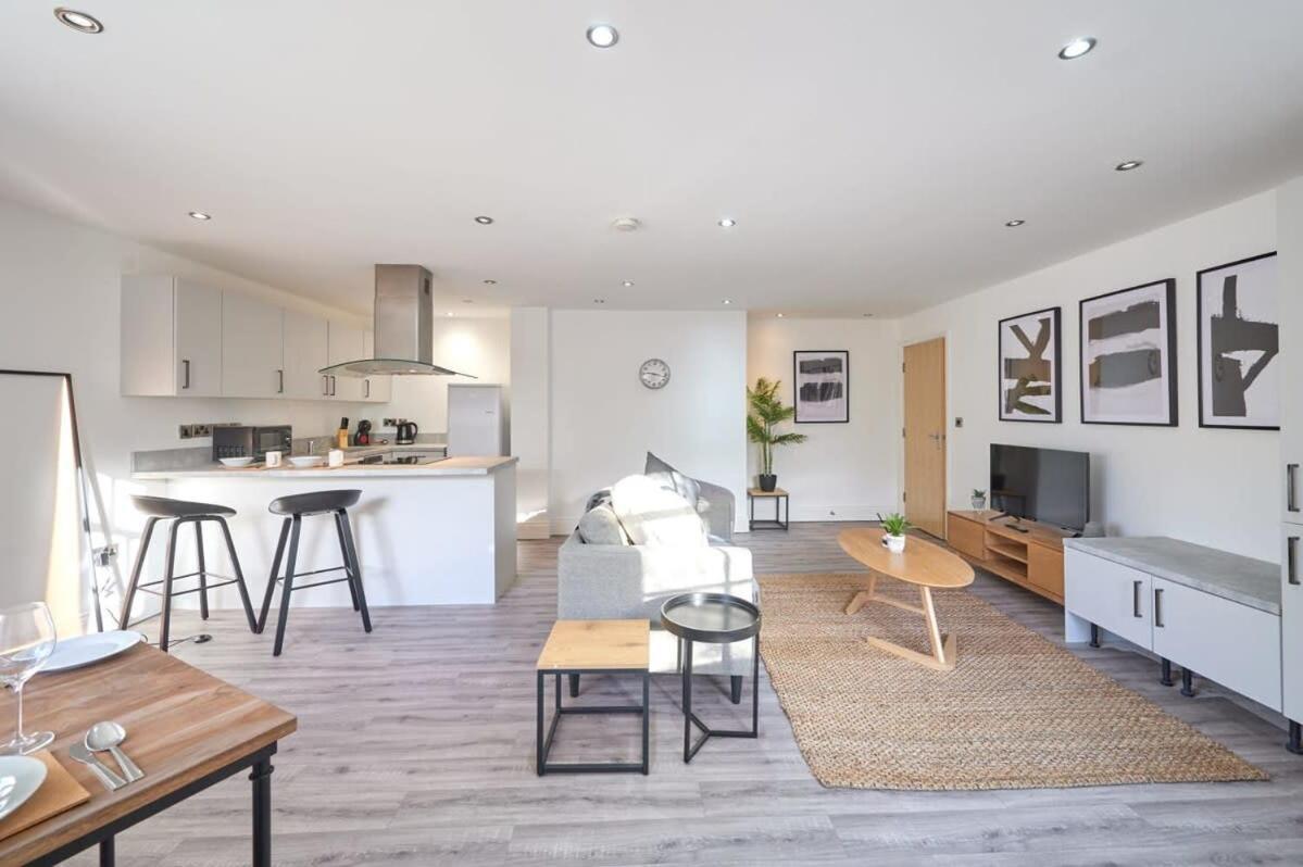 A Stylish Apartment With Parking In Preston Престън Екстериор снимка